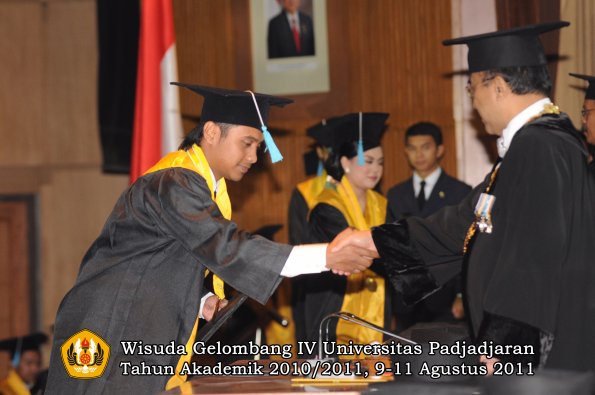 wisuda-fasa-oleh-rektor-031