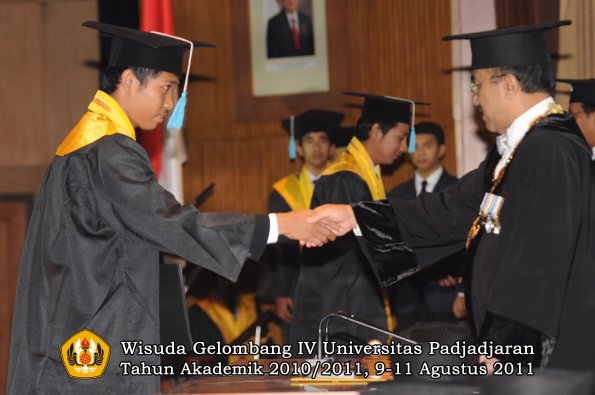 wisuda-fasa-oleh-rektor-033