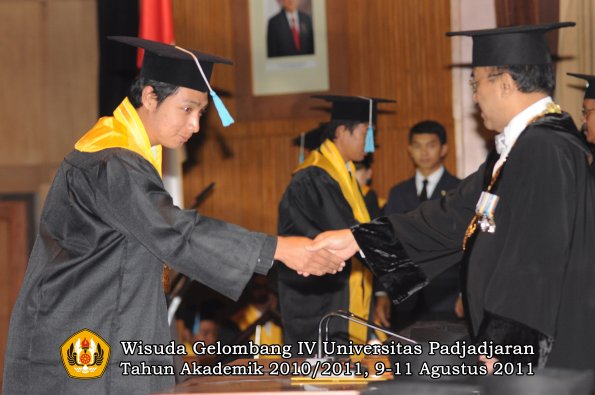 wisuda-fasa-oleh-rektor-034