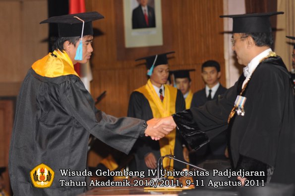 wisuda-fasa-oleh-rektor-035