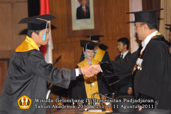 wisuda-fasa-oleh-rektor-036