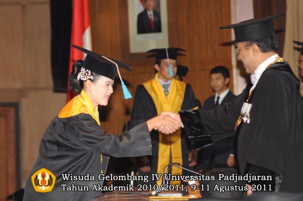 wisuda-fasa-oleh-rektor-037