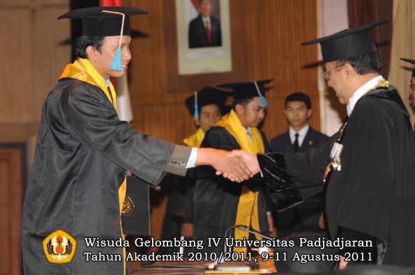 wisuda-fasa-oleh-rektor-038