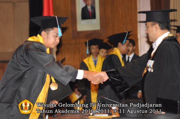 wisuda-fasa-oleh-rektor-039