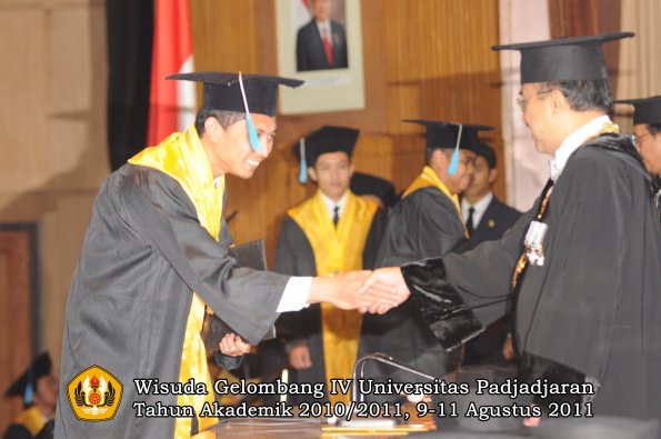 wisuda-fasa-oleh-rektor-042