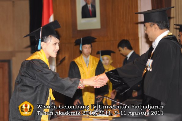 wisuda-fasa-oleh-rektor-046