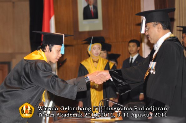 wisuda-fasa-oleh-rektor-047