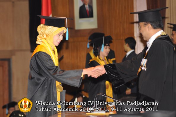 wisuda-fasa-oleh-rektor-048