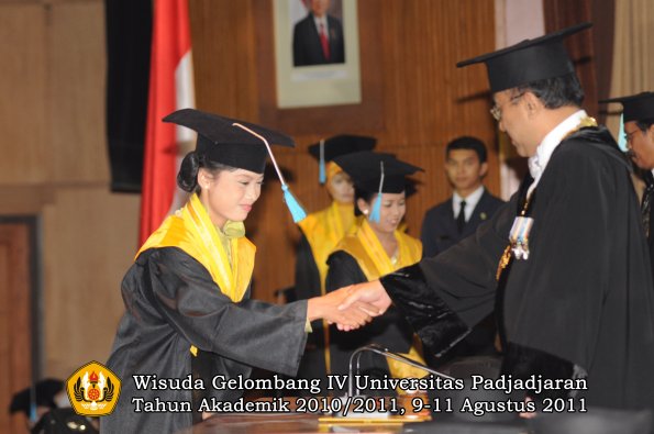 wisuda-fasa-oleh-rektor-053