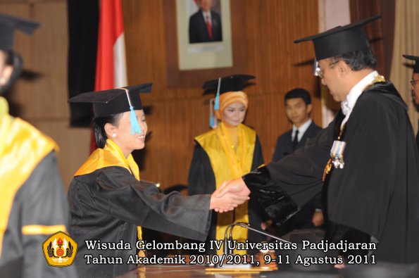 wisuda-fasa-oleh-rektor-054