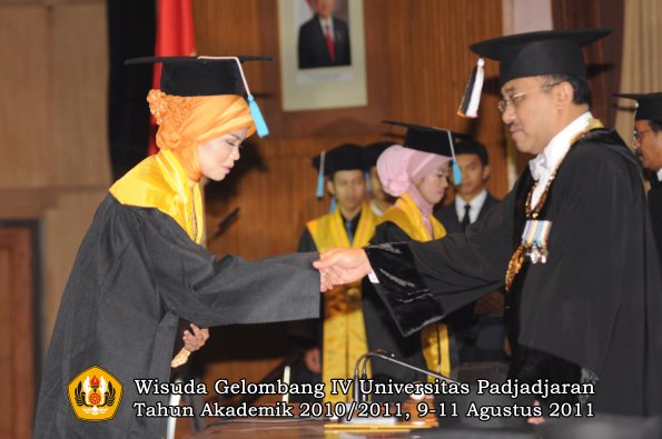 wisuda-fasa-oleh-rektor-055