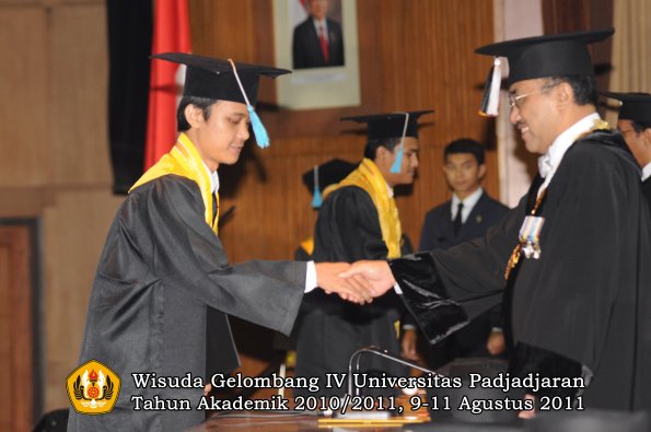 wisuda-fasa-oleh-rektor-058