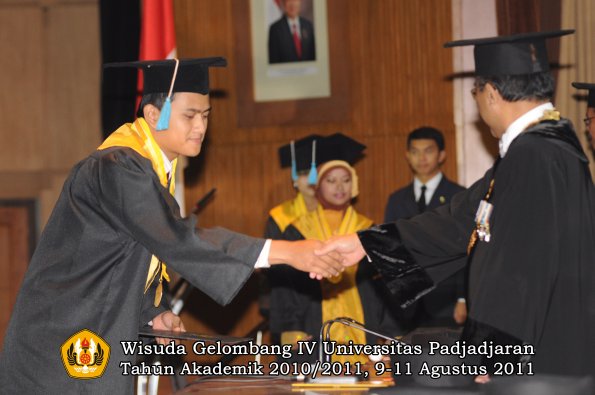 wisuda-fasa-oleh-rektor-059