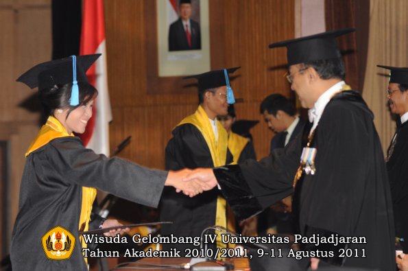 wisuda-fasa-oleh-rektor-065