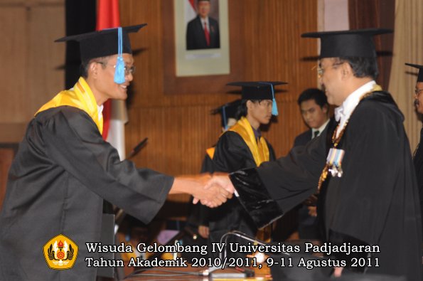 wisuda-fasa-oleh-rektor-066