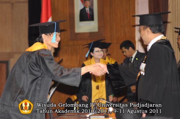 wisuda-fasa-oleh-rektor-067