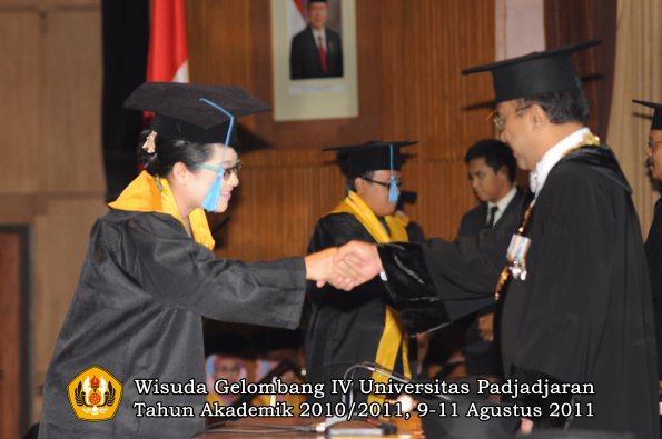 wisuda-fasa-oleh-rektor-068