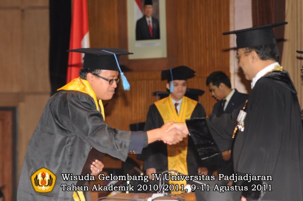 wisuda-fasa-oleh-rektor-069