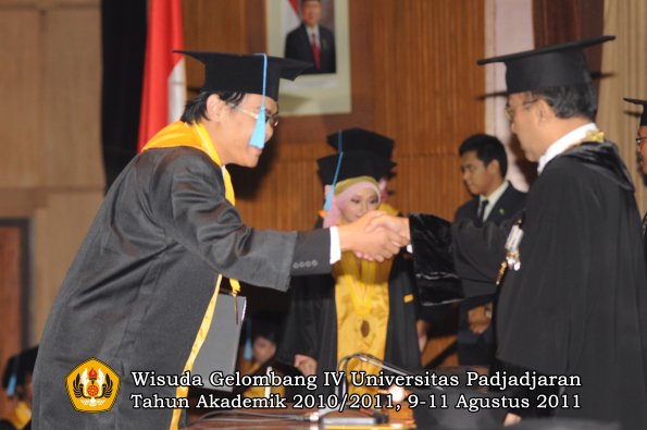 wisuda-fasa-oleh-rektor-072