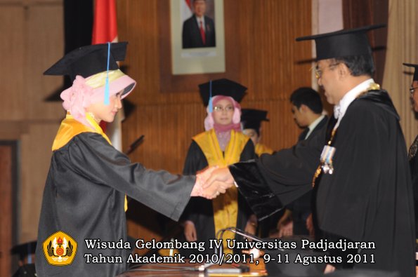 wisuda-fasa-oleh-rektor-073