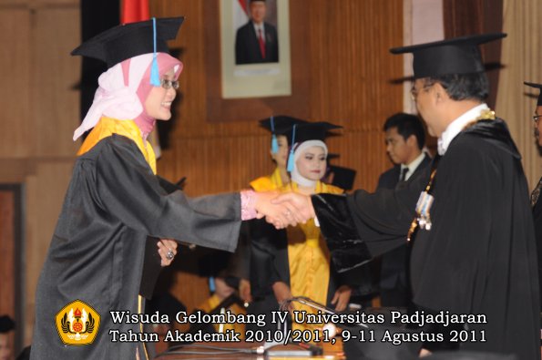 wisuda-fasa-oleh-rektor-074