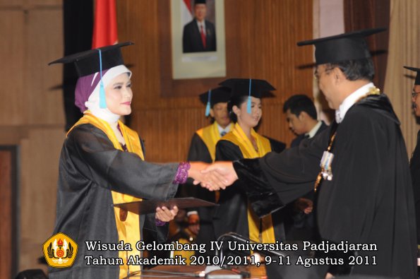 wisuda-fasa-oleh-rektor-075