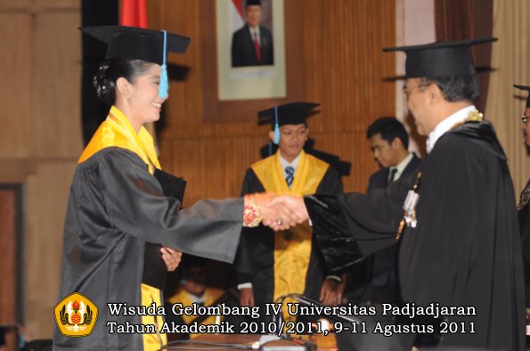 wisuda-fasa-oleh-rektor-076