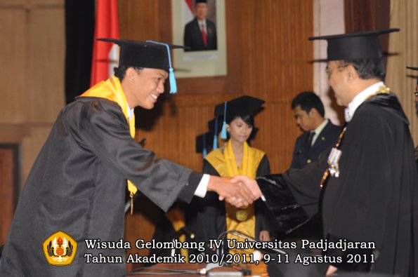 wisuda-fasa-oleh-rektor-077