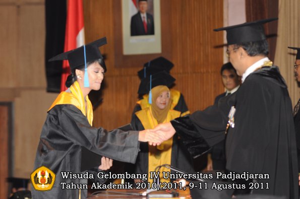 wisuda-fasa-oleh-rektor-078