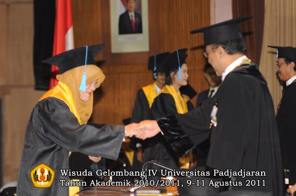 wisuda-fasa-oleh-rektor-079