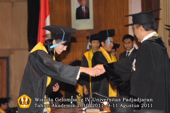 wisuda-fasa-oleh-rektor-087