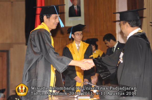 wisuda-fasa-oleh-rektor-089