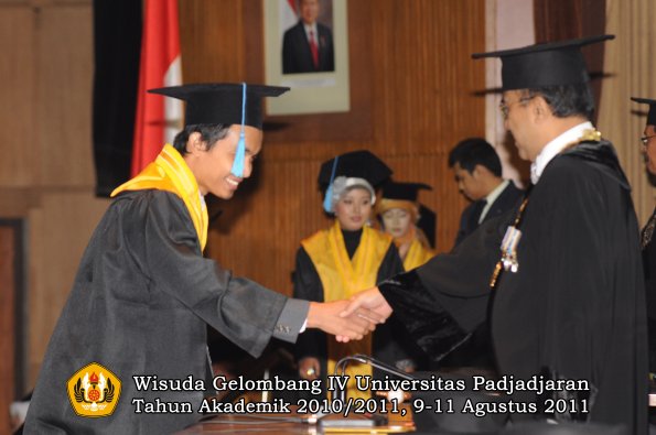 wisuda-fasa-oleh-rektor-096