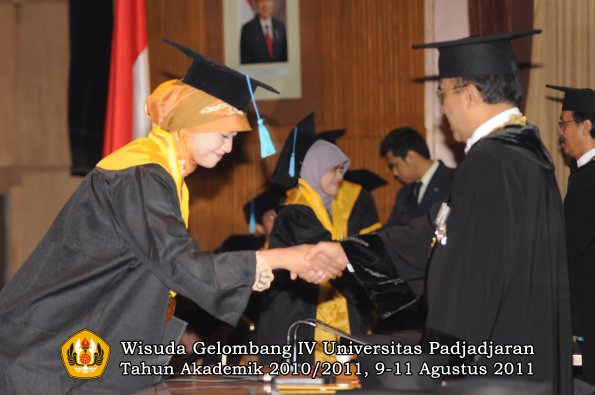 wisuda-fasa-oleh-rektor-099