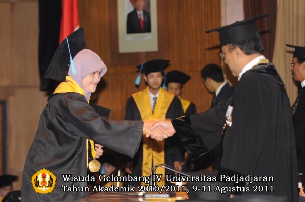 wisuda-fasa-oleh-rektor-100