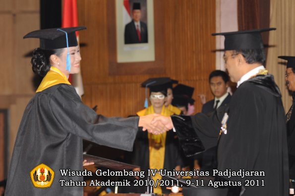 wisuda-fasa-oleh-rektor-105