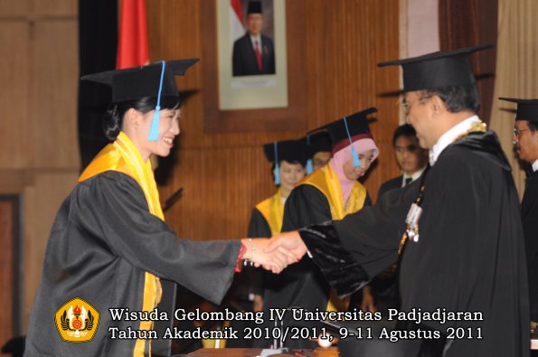 wisuda-fasa-oleh-rektor-108