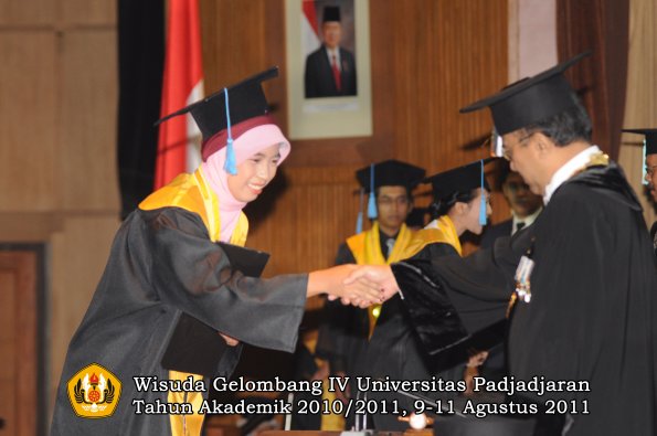 wisuda-fasa-oleh-rektor-109