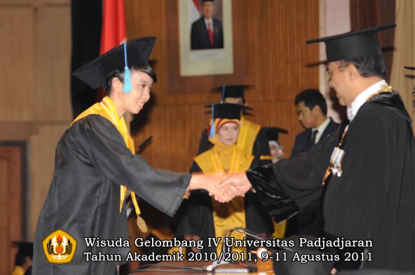 wisuda-fasa-oleh-rektor-147