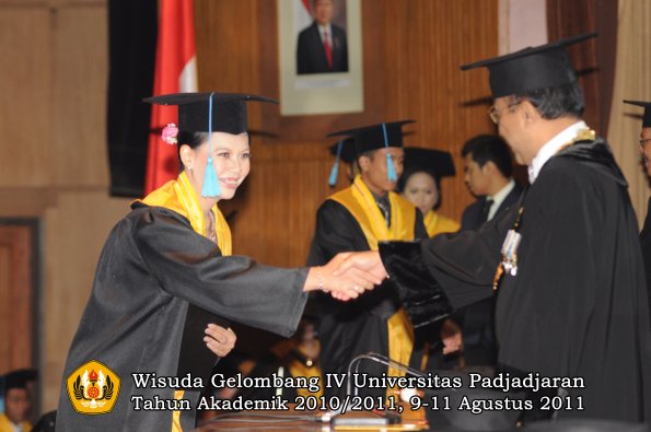 wisuda-fasa-oleh-rektor-152