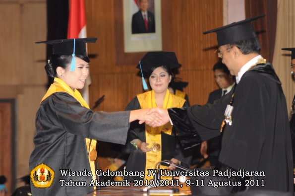 wisuda-fasa-oleh-rektor-157