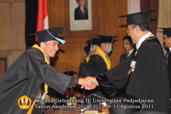 wisuda-fasa-oleh-rektor-171