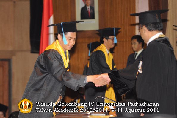 wisuda-fasa-oleh-rektor-184