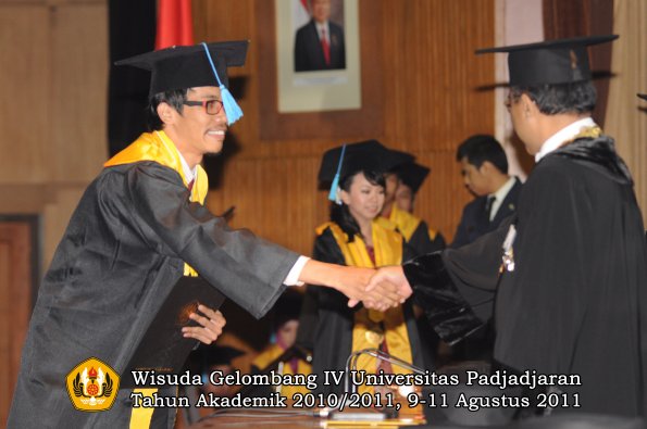 wisuda-fasa-oleh-rektor-185