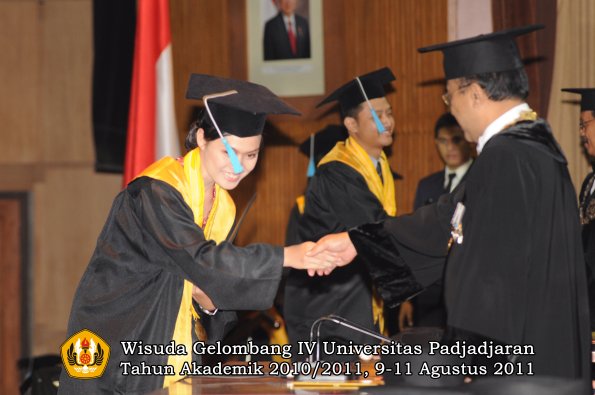 wisuda-fasa-oleh-rektor-205