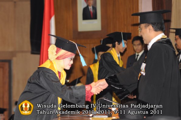 wisuda-fasa-oleh-rektor-215