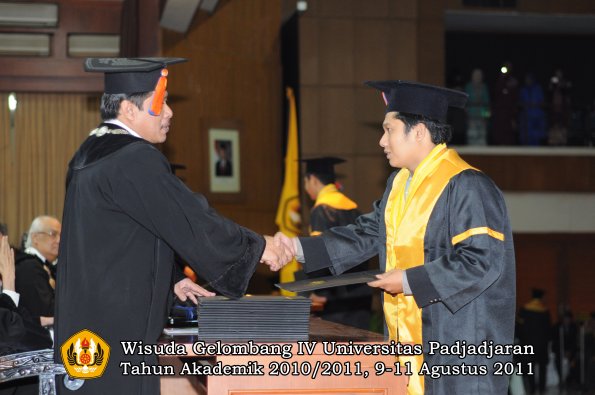 wisuda-ftg-oleh-dekan-08