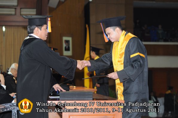 wisuda-ftg-oleh-dekan-17