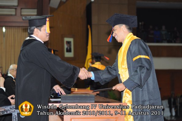 wisuda-ftg-oleh-dekan-19