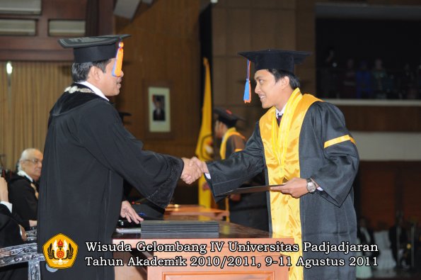 wisuda-ftg-oleh-dekan-21